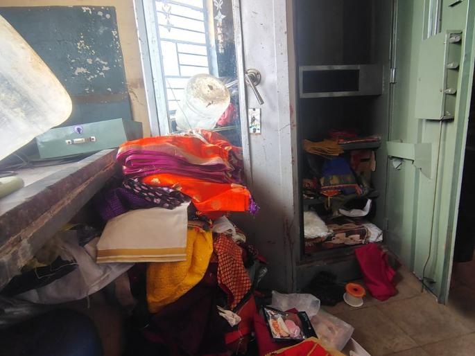 Parli: Burglary at Thermal Power Station Colony; Gold and Silver Jewelry Worth ₹5 Lakh Stolen | बंद घर हेरून परळीच्या जुन्या थर्मल कॉलनीत घरफोडी, ५ लाखांचे सोन्या-चांदीचे दागिने लंपास Parli: Burglary at Thermal Power Station Colony; Gold and Silver Jewelry Worth ₹5 Lakh Stolen | बंद घर हेरून परळीच्या जुन्या थर्मल कॉलनीत घरफोडी, ५ लाखांचे सोन्या-चांदीचे दागिने लंपास