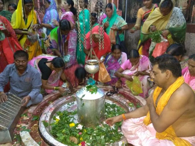 Har Har Mahadev alarm in Parli city; Due to the Vaidyanatha devotees crowd | परळी नगरीत हर हर महादेवाचा गजर; वैद्यनाथाच्या दर्शनासाठी भक्तांची गर्दी  Har Har Mahadev alarm in Parli city; Due to the Vaidyanatha devotees crowd | परळी नगरीत हर हर महादेवाचा गजर; वैद्यनाथाच्या दर्शनासाठी भक्तांची गर्दी