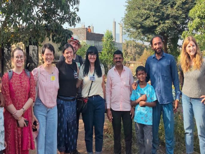 Foreign guests visited the rehabilitation village of Panas in Jawali taluka, which is known as the village of Parasbaghe in Satara district as part of a study tour | Satara: परसबागच्या गाव आदरातिथ्याने भारावले परदेशी पाहुणे Foreign guests visited the rehabilitation village of Panas in Jawali taluka, which is known as the village of Parasbaghe in Satara district as part of a study tour | Satara: परसबागच्या गाव आदरातिथ्याने भारावले परदेशी पाहुणे