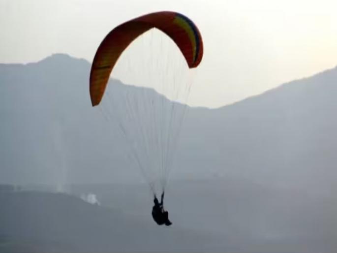 While paragliding, the parachute lost balance, the young man fell down, but luckily survived. | पॅराग्लायडिंग करत असताना पॅराशूटचा तोल गेला, तरुण खाली कोसळला, पण सुदैवाने वाचले प्राण While paragliding, the parachute lost balance, the young man fell down, but luckily survived. | पॅराग्लायडिंग करत असताना पॅराशूटचा तोल गेला, तरुण खाली कोसळला, पण सुदैवाने वाचले प्राण