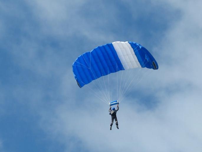 Serie A: Parachutist gatecrashes Inter Milan’s win at Sassuolo - Watch video | Video : सामना सुरू असताना पॅराशूटनं 'ती' थेट मैदानावर उतरली अन् झाली पळापळ Serie A: Parachutist gatecrashes Inter Milan’s win at Sassuolo - Watch video | Video : सामना सुरू असताना पॅराशूटनं 'ती' थेट मैदानावर उतरली अन् झाली पळापळ