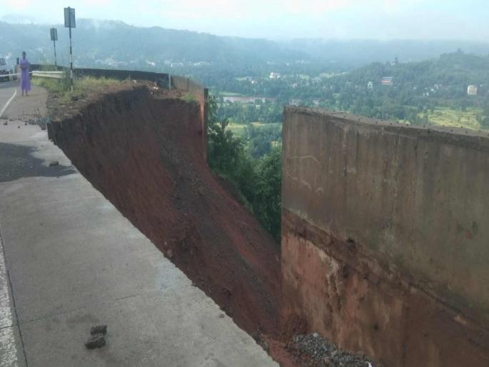 Crack in Parashuram Ghat Mumbai Goa highway hit one way traffic started | परशुराम घाटात भली मोठी दरड कोसळली; मुंबई गोवा महामार्गावर एकेरी वाहतूक सुरू Crack in Parashuram Ghat Mumbai Goa highway hit one way traffic started | परशुराम घाटात भली मोठी दरड कोसळली; मुंबई गोवा महामार्गावर एकेरी वाहतूक सुरू