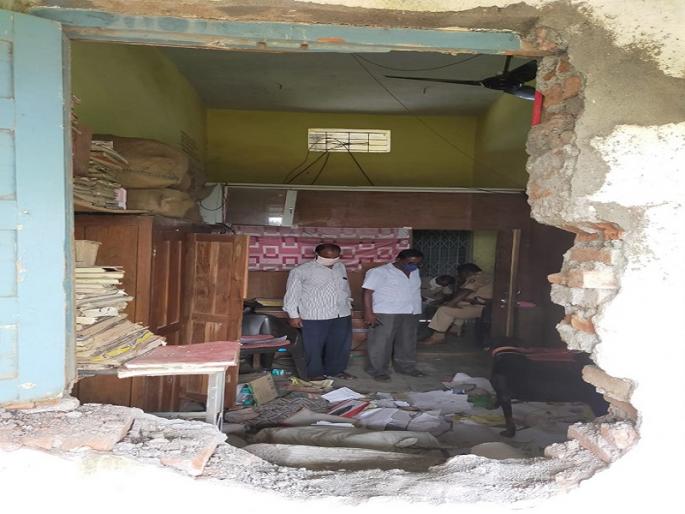 Thieves broke into the district central bank window and looted the safe | जिल्हा मध्यवर्ती बँकेची खिडकी फोडून चोरट्यांनी तिजोरी पळवली Thieves broke into the district central bank window and looted the safe | जिल्हा मध्यवर्ती बँकेची खिडकी फोडून चोरट्यांनी तिजोरी पळवली