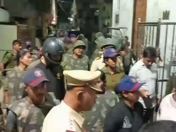 In Parbhani, a dispute between two groups over children led to stone pelting, destruction of vehicles, tense peace in the city | परभणीत लहान मुलांच्या वादातून दोन गटांमध्ये तुफान दगडफेक, वाहनांची नासधूस, शहरात तणावपूर्ण शांतता In Parbhani, a dispute between two groups over children led to stone pelting, destruction of vehicles, tense peace in the city | परभणीत लहान मुलांच्या वादातून दोन गटांमध्ये तुफान दगडफेक, वाहनांची नासधूस, शहरात तणावपूर्ण शांतता