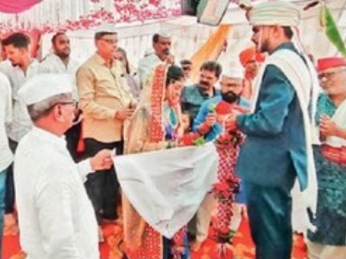 'Shubhamangal Savdhaan' (auspicious occasion) in Bappa's pavilion, the wedding procession was taken out amidst the sound of drums and drums | बाप्पाच्या मंडपातच ‘शुभमंगल सावधान', ढोल-ताशाच्या गजरात काढली जंगी वरात 'Shubhamangal Savdhaan' (auspicious occasion) in Bappa's pavilion, the wedding procession was taken out amidst the sound of drums and drums | बाप्पाच्या मंडपातच ‘शुभमंगल सावधान', ढोल-ताशाच्या गजरात काढली जंगी वरात