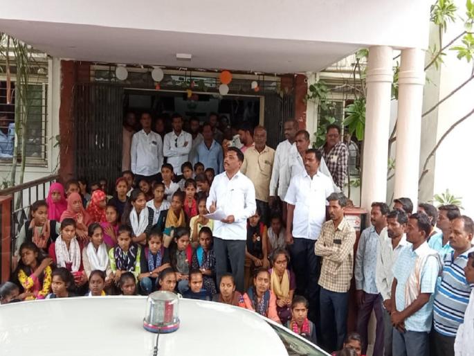 Students' agitation in District Kacheri to avoid educational losses; Demand for filling up of vacant posts of teachers | शैक्षणिक नुकसान टाळण्यासाठी विद्यार्थांचे जिल्हा कचेरीत आंदोलन; शिक्षकांच्या रिक्त जागा भरण्याची मागणी Students' agitation in District Kacheri to avoid educational losses; Demand for filling up of vacant posts of teachers | शैक्षणिक नुकसान टाळण्यासाठी विद्यार्थांचे जिल्हा कचेरीत आंदोलन; शिक्षकांच्या रिक्त जागा भरण्याची मागणी