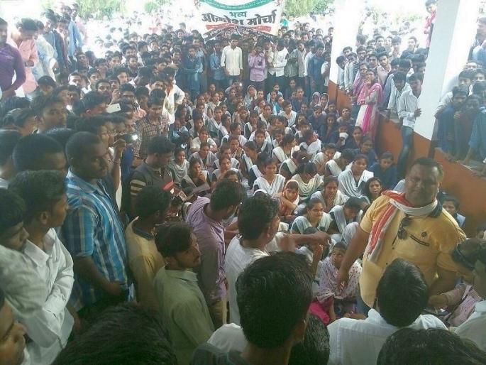 Agro-Alumni protested against corruption in Agricultural University | कृषी विद्यापीठातील भ्रष्टाचाराविरोधात आजी-माजी विद्यार्थ्यांनी काढला आक्रोश मोर्चा Agro-Alumni protested against corruption in Agricultural University | कृषी विद्यापीठातील भ्रष्टाचाराविरोधात आजी-माजी विद्यार्थ्यांनी काढला आक्रोश मोर्चा