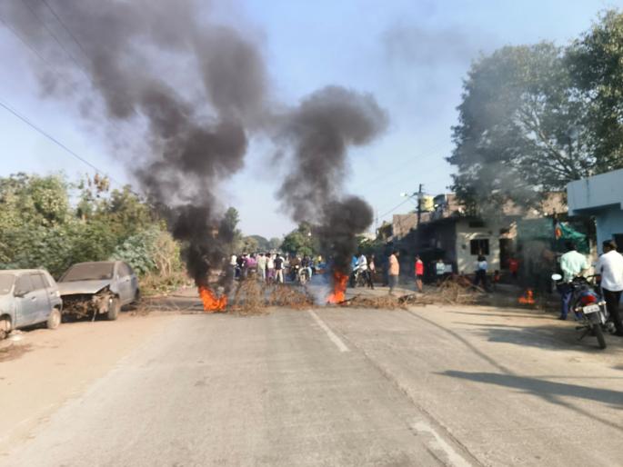 Repercussions of Contempt of Constitution Replica; Chakka Jam agitation at various places in Parbhani district | संविधान प्रतिकृतीच्या अवमानाचे पडसाद; परभणी जिल्ह्यात ठिकठिकाणी चक्काजाम आंदोलन Repercussions of Contempt of Constitution Replica; Chakka Jam agitation at various places in Parbhani district | संविधान प्रतिकृतीच्या अवमानाचे पडसाद; परभणी जिल्ह्यात ठिकठिकाणी चक्काजाम आंदोलन