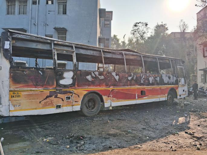 Parbhani Violence incident repercussions in Solapur; Protesters burn Shivshahi bus | परभणी घटनेचे पडसाद सोलापुरात; आंदोलकांनी शिवशाही बस जाळली