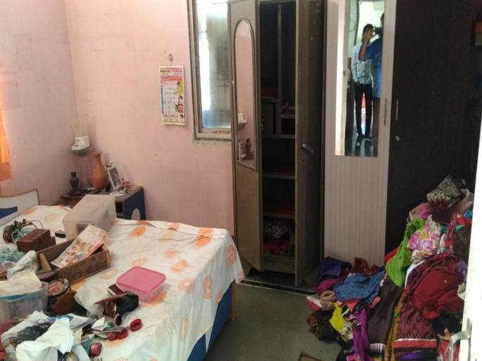 Parbhani brave stolen; In the Yashodhnagar block, the thieves broke into a house and stole 30 pieces of gold | परभणीत धाडसी चोरी ; यशोधननगरमध्ये भरदिवसा घर फोडून चोरट्यांनी ३० तोळे सोने लांबविले Parbhani brave stolen; In the Yashodhnagar block, the thieves broke into a house and stole 30 pieces of gold | परभणीत धाडसी चोरी ; यशोधननगरमध्ये भरदिवसा घर फोडून चोरट्यांनी ३० तोळे सोने लांबविले