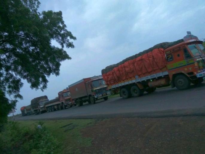 Traffic-truck accidental Jalna-Jantar road traffic jam for 9 hours | ट्रेलर-ट्रकमध्ये झालेल्या अपघाताने जालना- जिंतूर मार्गावरील वाहतूक ९ तास ठप्प Traffic-truck accidental Jalna-Jantar road traffic jam for 9 hours | ट्रेलर-ट्रकमध्ये झालेल्या अपघाताने जालना- जिंतूर मार्गावरील वाहतूक ९ तास ठप्प