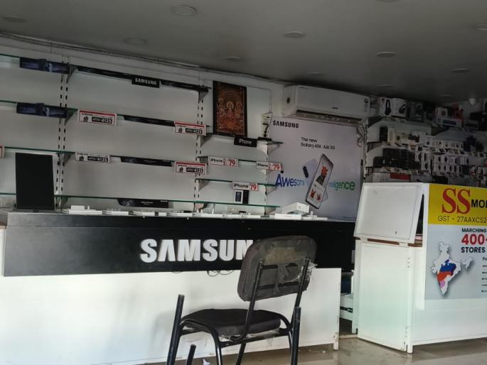 mobile shop on national highway in parbhani broken into estimated to have stolen more than 50 lakhs of mobile and materials | परभणीत राष्ट्रीय महामार्गावरील मोबाईल शॉपी फोडली; ५० लाखांहून अधिक साहित्य चोरल्याचा अंदाज mobile shop on national highway in parbhani broken into estimated to have stolen more than 50 lakhs of mobile and materials | परभणीत राष्ट्रीय महामार्गावरील मोबाईल शॉपी फोडली; ५० लाखांहून अधिक साहित्य चोरल्याचा अंदाज