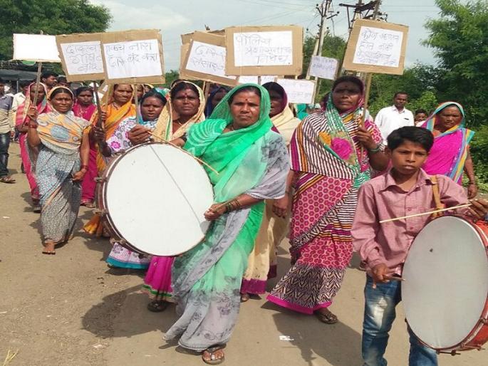 narwadi womens arranged march for prohibitation of alcohol | नरवाडीतील महिलांनी दारूबंदीसाठी काढला हल्लाबोल मोर्चा narwadi womens arranged march for prohibitation of alcohol | नरवाडीतील महिलांनी दारूबंदीसाठी काढला हल्लाबोल मोर्चा