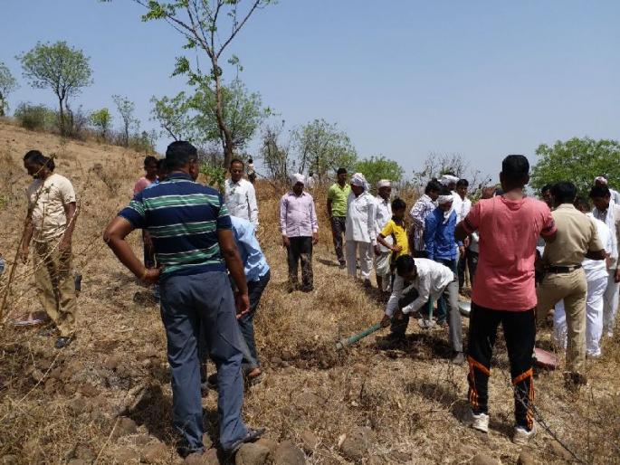 Parbhani police Social work | परभणीत पोलीसांचे महाश्रमदान; डोंगरावर खोदला दिडशे फुट समतलचर Parbhani police Social work | परभणीत पोलीसांचे महाश्रमदान; डोंगरावर खोदला दिडशे फुट समतलचर