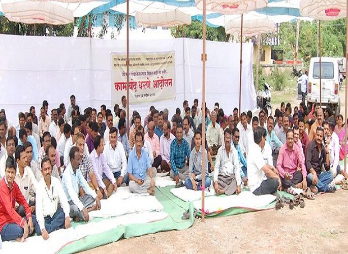 Tahsildar Dhakkabukki Case, Revenue Worker in Parbhani District on Strike | तहसीलदार धक्काबुक्की प्रकरण, परभणी जिल्ह्यातील महसूल कर्मचारी बेमुदत संपावर Tahsildar Dhakkabukki Case, Revenue Worker in Parbhani District on Strike | तहसीलदार धक्काबुक्की प्रकरण, परभणी जिल्ह्यातील महसूल कर्मचारी बेमुदत संपावर