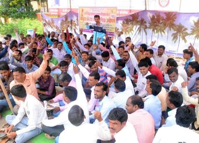 About 125 computer operators set up for ZP before demanding to work | कामावर रुजू करून घेण्याच्या मागणीसाठी १२५ संगणक परिचालकांचा जि.प.समोर ठिय्या