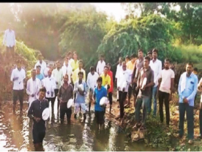 Village for sale for road Bidders wont even move because of the mud parbhani village | रस्त्यासाठी गाव विक्रीला; चिखलामुळे बोलीदारही फिरकेनात Village for sale for road Bidders wont even move because of the mud parbhani village | रस्त्यासाठी गाव विक्रीला; चिखलामुळे बोलीदारही फिरकेनात