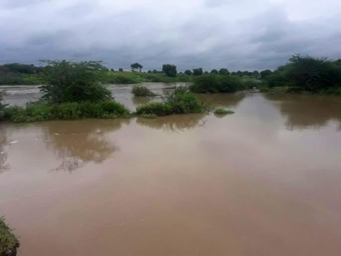Parbhani-Selu affects by heavy rain, many villages have lost contact, water entered into the fields | परभणी-सेलूला पावसाचा तडाखा, अनेक गावांचा संपर्क तुटला, शेतात शिरले पाणी Parbhani-Selu affects by heavy rain, many villages have lost contact, water entered into the fields | परभणी-सेलूला पावसाचा तडाखा, अनेक गावांचा संपर्क तुटला, शेतात शिरले पाणी