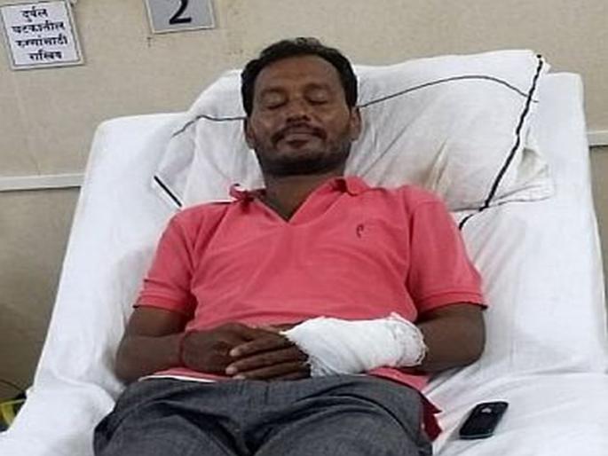 Poisoning to the farmer during spraying; Health is serious | फवारणी करताना शेतकऱ्याला विषबाधा; प्रकृती गंभीर  Poisoning to the farmer during spraying; Health is serious | फवारणी करताना शेतकऱ्याला विषबाधा; प्रकृती गंभीर