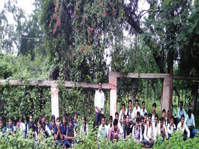 Order to start the separate student bus given by district collector, achievement success for students' movement | विद्यार्थ्यांच्या ठिय्या आंदोलनास यश, जिल्हाधिका-यांनी दिले स्वतंत्र विद्यार्थी बस सुरु करण्याचे आदेश Order to start the separate student bus given by district collector, achievement success for students' movement | विद्यार्थ्यांच्या ठिय्या आंदोलनास यश, जिल्हाधिका-यांनी दिले स्वतंत्र विद्यार्थी बस सुरु करण्याचे आदेश