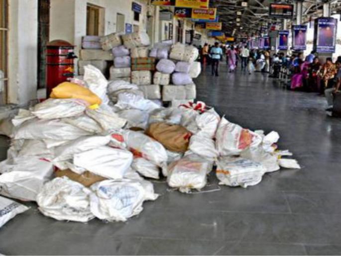 The parcel track remains on the paper Even after 12 years | तब्बल १२ वर्षांंनंतरही रेल्वेतील पार्सलचे ‘ट्रॅकिंग’ अद्यापही कागदावरच The parcel track remains on the paper Even after 12 years | तब्बल १२ वर्षांंनंतरही रेल्वेतील पार्सलचे ‘ट्रॅकिंग’ अद्यापही कागदावरच