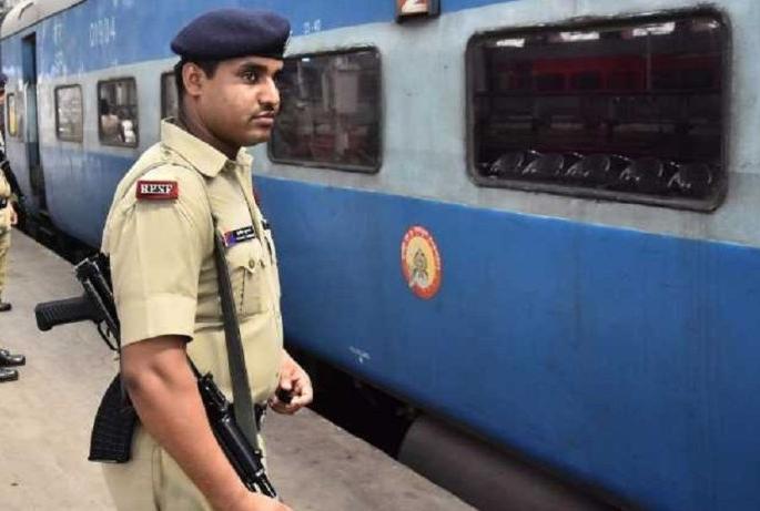 Transport of parcel trains, freight trains in heavy bandobast | पार्सल रेल्वेगाड्या, मालगाड्यांची बंदोबस्तात वाहतूक