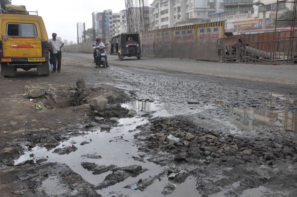There is no simple discussion on Pardi flight bridges and bad roads. | पारडी उड्डाण पूल व नादुरुस्त रस्त्यांवर साधी चर्चाही नाही!