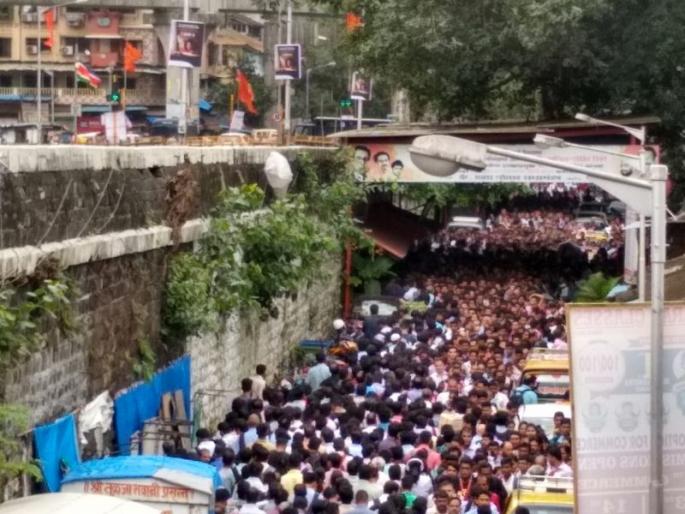Lower Parel Bridge Closed for repairs as it was found unfit during a safety audit | Lower Parel Bridge Closed : लोअर परळ रेल्वे पूल बंद असल्याने प्रवाशांची कोंडी Lower Parel Bridge Closed for repairs as it was found unfit during a safety audit | Lower Parel Bridge Closed : लोअर परळ रेल्वे पूल बंद असल्याने प्रवाशांची कोंडी