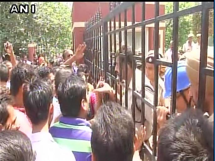 Strong demonstration of parents in front of school against protest of murder of Pradyumna; Mother gave a demand for CBI inquiry | प्रद्युम्नच्या हत्येच्या निषेधार्थ शाळेसमोर पालकांची जोरदार निदर्शनं; प्राचार्य निलंबित