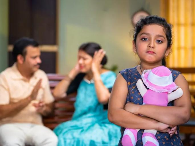 parenting mistakes that lower child confidence common parenting habits that make kids shy effects of negative parenting on child behavior | आई-वडिलांच्या 'या' चुकांमुळे मुलांचा आत्मविश्वास होतो कमी, राहतात एकेकटे- स्वभावही होतो चिडखोर