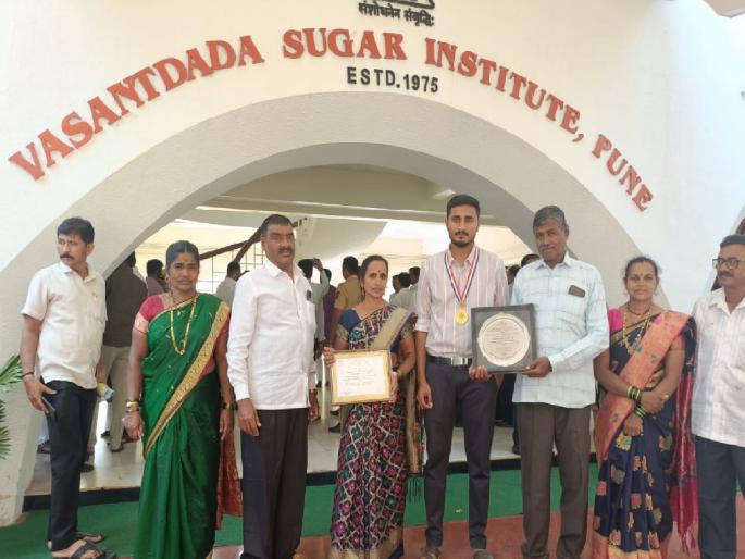 Dr. Vijay Patil of Pargaon honored with sugarcane Bhushan award | Kolhapur: पारगावचे डॉ. विजय पाटील 'ऊस भूषण' पुरस्काराने सन्मानित; कष्टाचे चीज झाले, पण.. Dr. Vijay Patil of Pargaon honored with sugarcane Bhushan award | Kolhapur: पारगावचे डॉ. विजय पाटील 'ऊस भूषण' पुरस्काराने सन्मानित; कष्टाचे चीज झाले, पण..