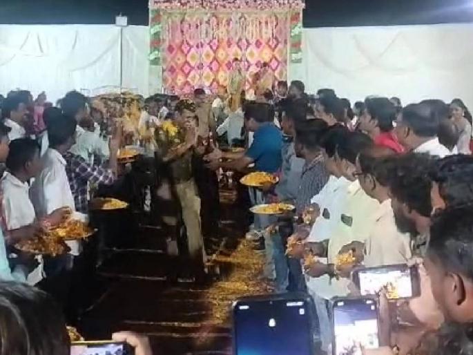 Savlikar bid farewell to Thanedar Ashish Borkar in a shower of flowers | पुष्पांच्या वर्षावात सावलीकरांनी ठाणेदार आशिष बोरकर यांना दिला निरोप Savlikar bid farewell to Thanedar Ashish Borkar in a shower of flowers | पुष्पांच्या वर्षावात सावलीकरांनी ठाणेदार आशिष बोरकर यांना दिला निरोप