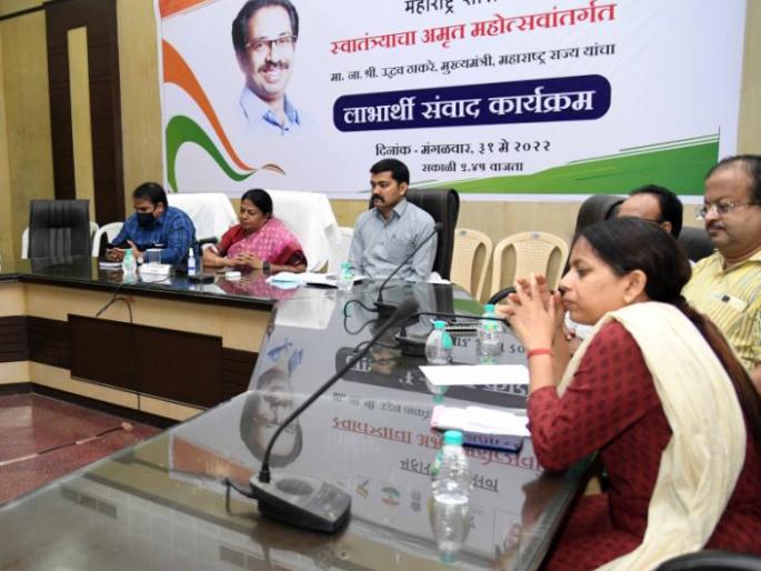 The government should take care of my daughters ...; Nagpur woman demands CM in beneficiary seminar | सरकारने माझ्या मुलींची काळजी घ्यावी... ; लाभार्थी परिसंवादात नागपूरच्या महिलेची मुख्यमंत्र्यांना मागणी The government should take care of my daughters ...; Nagpur woman demands CM in beneficiary seminar | सरकारने माझ्या मुलींची काळजी घ्यावी... ; लाभार्थी परिसंवादात नागपूरच्या महिलेची मुख्यमंत्र्यांना मागणी