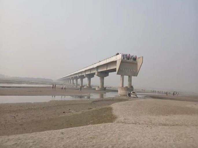 In UP Misled by Google Maps, car falls into river from incomplete bridge, 3 dead | मॅपवर दाखविला अर्धवट पूल असलेला रस्ता; कार काेसळली २५ फूट खाली नदीपात्रात, ३ ठार In UP Misled by Google Maps, car falls into river from incomplete bridge, 3 dead | मॅपवर दाखविला अर्धवट पूल असलेला रस्ता; कार काेसळली २५ फूट खाली नदीपात्रात, ३ ठार