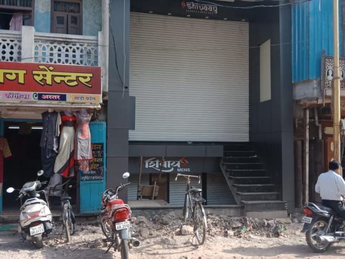 Khamgaon: shops in the space of parking! | खामगाव: पार्कींगच्या जागेत चक्क थाटली दुकाने!