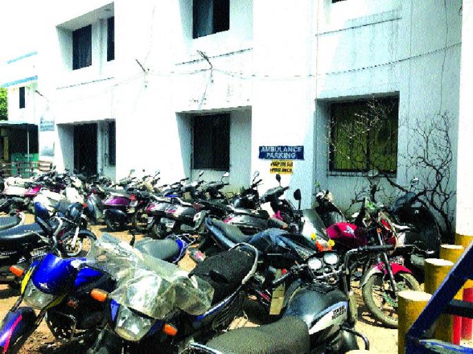 Unconscious vehicles seized, 10 days deadline | बेवारस वाहने होणार जप्त, दहा दिवसांची मुदत Unconscious vehicles seized, 10 days deadline | बेवारस वाहने होणार जप्त, दहा दिवसांची मुदत