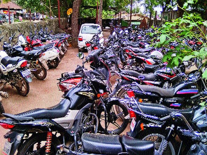 Unconditional Parking in Neera Railway Station Area | नीरा रेल्वे स्टेशन परिसरात बेशिस्त पार्किंग Unconditional Parking in Neera Railway Station Area | नीरा रेल्वे स्टेशन परिसरात बेशिस्त पार्किंग