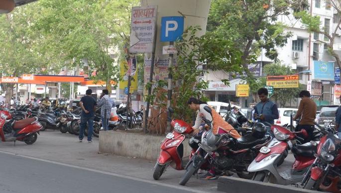 The issue of parking in Jaffarabad | जाफराबाद शहरातील पार्किंगचा प्रश्न ऐरणीवर The issue of parking in Jaffarabad | जाफराबाद शहरातील पार्किंगचा प्रश्न ऐरणीवर