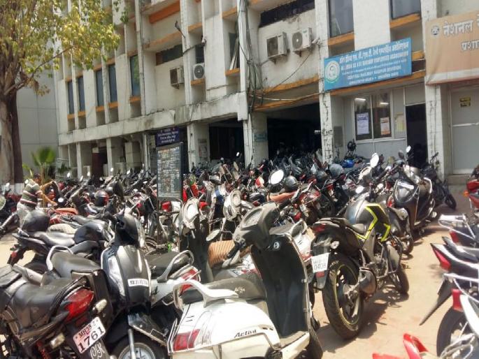 Adequate parking space is not available near the west gate of Nagpur railway station | रेल्वे परिसरात कुणाच्या पार्किंगवर कुणाचा कब्जा; दिव्यांगांची कुचंबना, अधिकाऱ्यांचे दुर्लक्ष  Adequate parking space is not available near the west gate of Nagpur railway station | रेल्वे परिसरात कुणाच्या पार्किंगवर कुणाचा कब्जा; दिव्यांगांची कुचंबना, अधिकाऱ्यांचे दुर्लक्ष