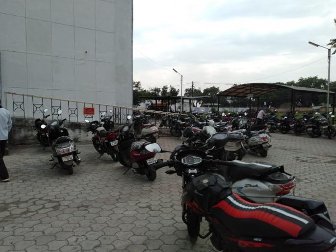 Washim Zilla Parishad area vehicles scaterd everywhere | वाशिम जिल्हा परिषद परिसरात वाहतुक व्यवस्थेचा बोजवारा! Washim Zilla Parishad area vehicles scaterd everywhere | वाशिम जिल्हा परिषद परिसरात वाहतुक व्यवस्थेचा बोजवारा!