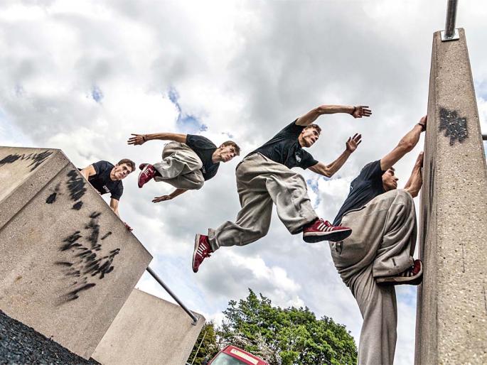 mumbai-british-parkour-group-caught-performing-deadly-stunt | ब्रिटिश तरुणांनी मुंबईत येऊन केलेले हे कुठले ‘पार्कोर’ प्रताप