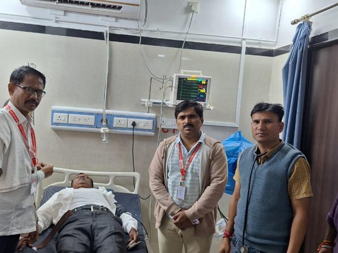 Center head suffered a heart attack while polling process was going on in Parli | परळीत मतदान प्रक्रिया सुरू असताना केंद्रप्रमुखास हृदयविकाराचा झटका Center head suffered a heart attack while polling process was going on in Parli | परळीत मतदान प्रक्रिया सुरू असताना केंद्रप्रमुखास हृदयविकाराचा झटका