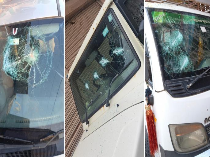 The tumult of the unknown; 9 four-wheelers standing on the road were smashed | परळीत मध्यरात्री अज्ञातांचा धुडगूस; रस्त्यावर उभ्या ९ चारचाकी फोडल्या The tumult of the unknown; 9 four-wheelers standing on the road were smashed | परळीत मध्यरात्री अज्ञातांचा धुडगूस; रस्त्यावर उभ्या ९ चारचाकी फोडल्या