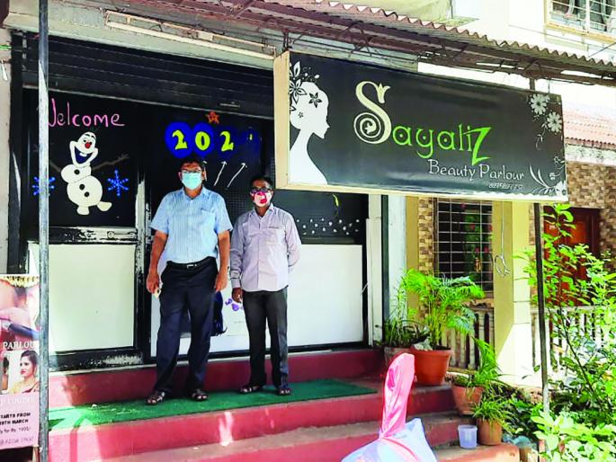 Action taken by the municipality on that beauty parlor, four positives walking around without any reason | त्या ब्युटीपार्लरवर पालिकेकडून कारवाई, विनाकारण फिरणारे चौघे पॉझिटिव्ह Action taken by the municipality on that beauty parlor, four positives walking around without any reason | त्या ब्युटीपार्लरवर पालिकेकडून कारवाई, विनाकारण फिरणारे चौघे पॉझिटिव्ह