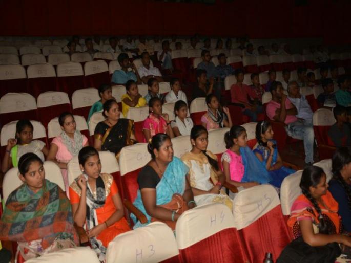 'Nuclear Cinema' has shown to 100 visitors to Jalgaon | देशसेवा कळावी यासाठी जळगावात १०० प्रेक्षकांना दाखविला ‘परमाणू सिनेमा’ 'Nuclear Cinema' has shown to 100 visitors to Jalgaon | देशसेवा कळावी यासाठी जळगावात १०० प्रेक्षकांना दाखविला ‘परमाणू सिनेमा’