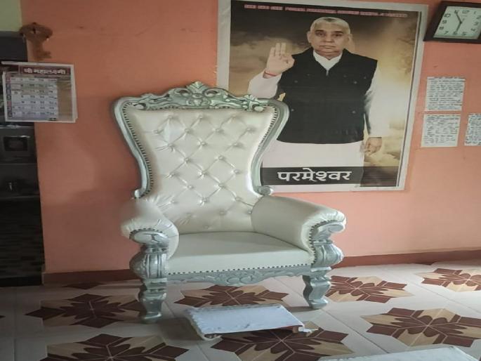 Attempts to persuade the Irkar family from Anantapur Sangli district who had decided to sacrifice their bodies | Sangli: देहत्यागाचा निर्णय घेतलेल्या कुटुंबाचे मन वळविण्याचा प्रयत्न, दररोज वैद्यकीय तपासणी 