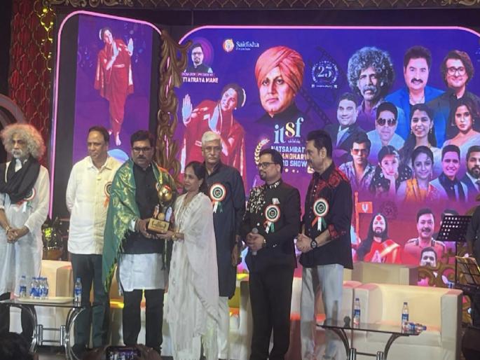 'Sacrificing his footwear for drinking water', Parameshwar Kadam's charitable work honored with 'Maharashtra Samaj Bhushan' award! | पिण्याच्या पाण्यासाठी 'पादत्राणांचा त्याग', परमेश्वर कदम यांच्या सेवाभावी कार्याचा 'महाराष्ट्र समाजभूषण' पुरस्काराने गौरव!