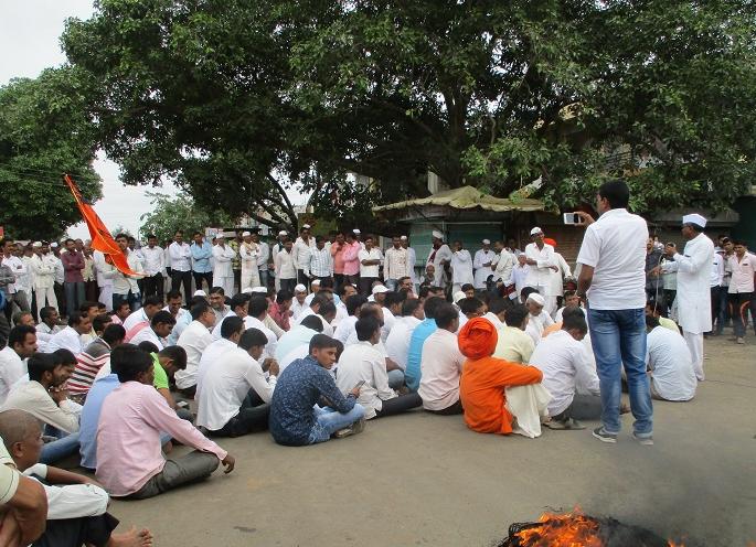 Closed in Parner, Javalat Rastaroko | पारनेरमध्ये बंद, जवळेत रास्तारोको Closed in Parner, Javalat Rastaroko | पारनेरमध्ये बंद, जवळेत रास्तारोको