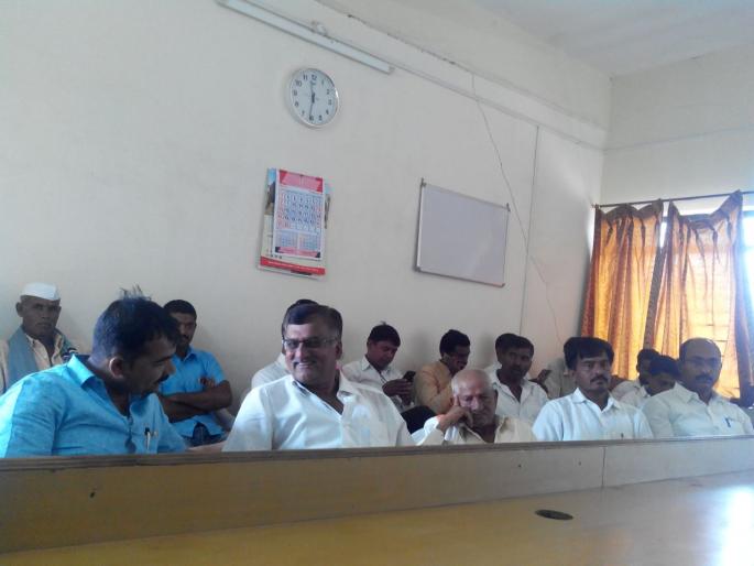 Strained area of 16 villages, including the Kanhur Plateau, in Parner tehsil | कान्हूर पठारसह १६ गाव पाणी योजनेसाठी पारनेर तहसीलमध्ये ठिय्या Strained area of 16 villages, including the Kanhur Plateau, in Parner tehsil | कान्हूर पठारसह १६ गाव पाणी योजनेसाठी पारनेर तहसीलमध्ये ठिय्या