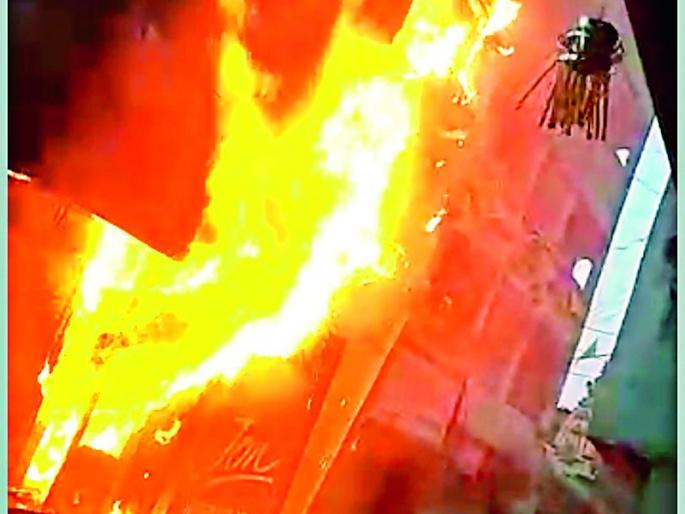 Three stores in the blaze fire at Parola | पारोळा येथे आगीत तीन दुकाने खाक